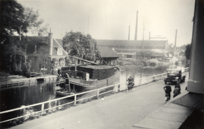 805463 Afbeelding van een turfschip in de Leidsche Rijn te Utrecht, gezien vanaf het balkon van het huis Leidseweg 65 ...